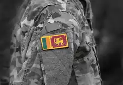 Soldat portant l'emblème du drapeau Sri-Lankais