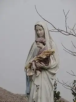 Vue rapprochée de la statue de la Vierge à l’Enfant.