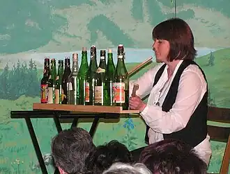 L'invention du piano à bouteilles (allemand : Flaschenklavier) est revendiquée par Toni Bürgler (Musiker)&nbsp;(de). Cet instrument est parfois employé dans la musique d'Illgau.