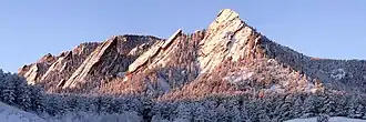 Panorama des Flatirons, du 1er au 5e de droite à gauche et du nord au sud, dans le parc Chautauqua un matin d'hiver.