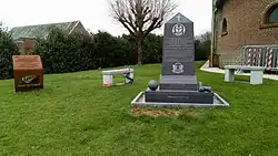 Un monument aux morts vue de face.