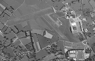Aérodrome de Flers en 1971 avec ses deux pistes en herbe et un hangar à avions.