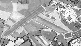 Aérodrome de Flers le 13 juillet 1972 avec ses deux pistes en herbe et un hangar à avions et construction des voies d'accès et parking à avions enrobés.
