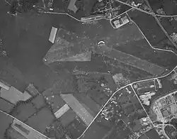 Aérodrome de Flers le 21 juin 1951 avec ses deux pistes en herbe.