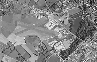 Aérodrome de Flers le 25 juin 1961 avec ses deux pistes en herbe et la première usine Roval construite.