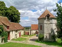 Vue de la cour d'une ferme et d'un colombier.