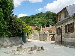 Vue d'un carrefour routier avec quelques maisons aux alentours.