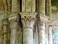 Chœur, chapiteaux du doubleau intermédiaire.