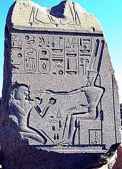 Amon offre la vie-Ânkh à Thoutmôsis III en échange d'une offrande.