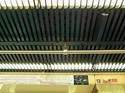 Plafond d'une rame avec un plan schématique