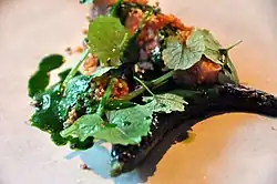 Bacon frit avec ail des ours et concombres grillés.