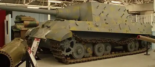 Vue de profil du Jagdtiger no&nbsp;305004. À noter le 5e roulement manquant.