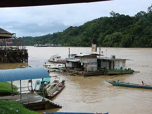 Station essence sur le fleuve à Kapit.