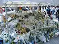 Fleurs offertes en hommage aux victimes.