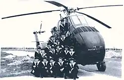 Matelots posant devant un hélicoptère Sikorsky S-58 lors de l'inauguration de la flottille à Lartigue, en mars 1958.