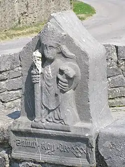 La fontaine Saint-Éloi (bas-relief de saint Éloi).