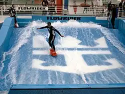 Simulateur de surf à bord du navire.