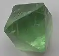 Fluorine de forme non naturelle (octaèdre obtenu par clivages).