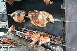 Morceau de gigot et de côte en cours de cuisson.