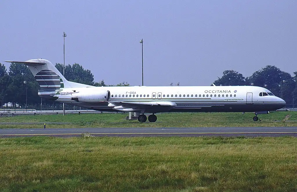 Fokker 100 immatriculé F-GIOA d'Octavia Airlines aux couleurs de la filiale Occitania.