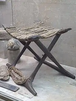 Pliant et paire de sandales de l’Égypte antique.