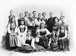 Photographie représentant une classe d'adolescents en Norvège, au début du XXe siècle (1900).