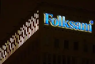 Le panneau lumineux au sommet.