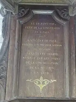 Église Saint-Jacques-le-Majeur-et-Saint-Jean-Baptiste de Folleville : inscription sur la chaire où Vincent de Paul prononça son « Premier sermon de la Mission », le 25 janvier 1617.