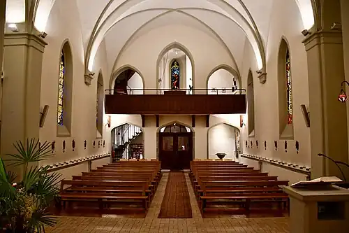 Le fond et la tribune.