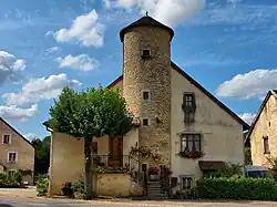 Maison avec tour-pigeonnier.