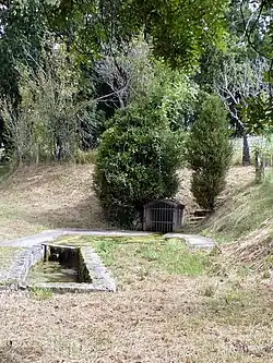 Site de la fontaine saint Roch Chez Manot.