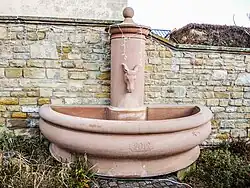 Fontaine, avec la représentation de l'âne-mascotte du village.