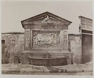 Ancienne fontaine située au coin de la rue de Vaugirard, aujourd'hui remontée dans le jardin du Luxembourg.