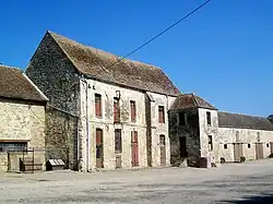 Le logis de l'ancienne grange monastique de Fourcheret, qui a perdu sa fonction avec la construction d'un manoir à droite de l'entrée de la cour de ferme en 1879.
