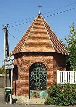 Une chapelle hexagonale.