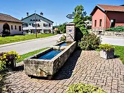 Fontaine-abreuvoir devant l'église.