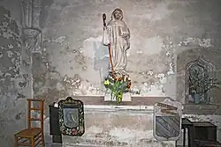 Statue de saint Bernard avec sa crosse d'abbé et tenant la Règle bénédictine...