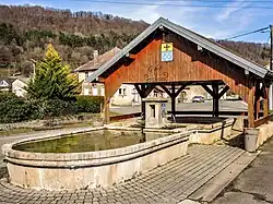 Fontaine-lavoir, place des fontaines.