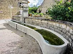 Fontaine, grande rue.