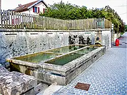Fontaine-lavoir-abreuvoir, rue de l'église.