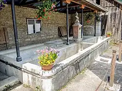 Fontaine-lavoir-abreuvoir, couverte, à Brémoncourt.