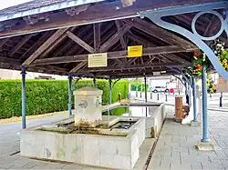 Fontaine-lavoir.