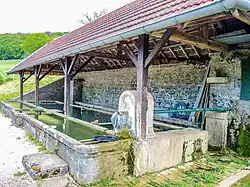 Fontaine-lavoir rue des Faubourgs.