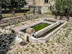 La fontaine-lavoir de l'église.