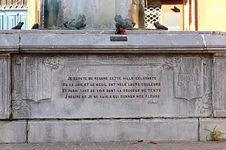 Je scrute du regard cette ville éclatante / Où la joie et le deuil ont mêlé leurs couleurs/ Et parmi tant de voix de la douceur me tente/J'hésite et je ne sais à qui donner mes fleurs/ Pipert