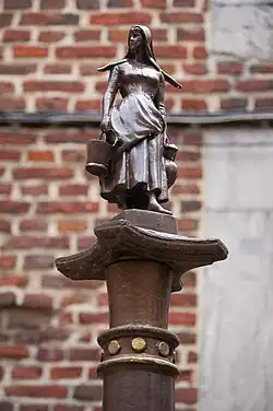 Statuette de la porteuse d'eau sur chapiteau contemporain (Roture, 2021).