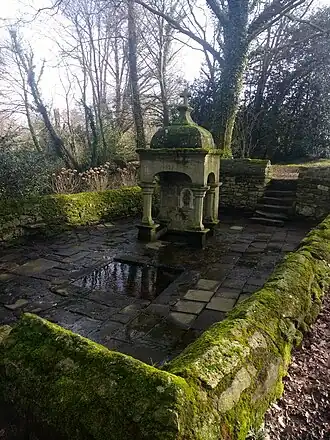 Fontaine Saint-Clair : vue générale.