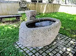 Fontaine avec bassin monolithique en granite.