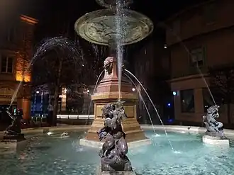 Fontaine avec ses vasques, son bassin, ses chérubins, ses têtes de lions...