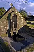 La fontaine près de la chapelle Notre-Dam-de-Kerellon.